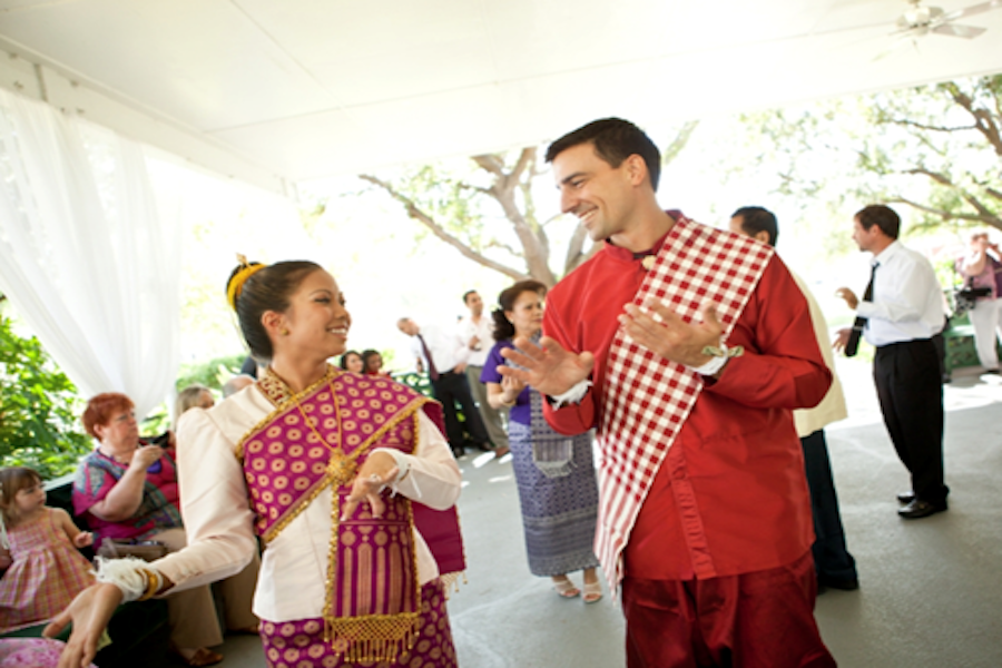 Foreign visitors to Laos can participate in the dance to immerse themselves in the local culture (Source: Internet)