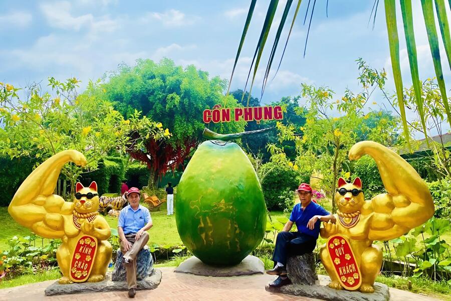 The welcome gate of the tourist area has a giant coconut and two funny fortune cat statues. Photo: Soha Group