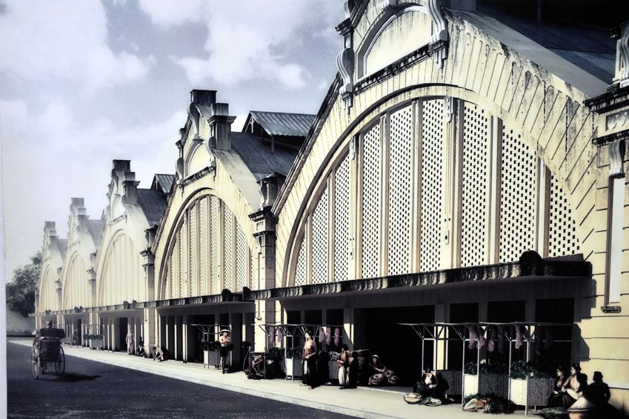 Dong Xuan Market was established in 1889 during the French colonial period. 