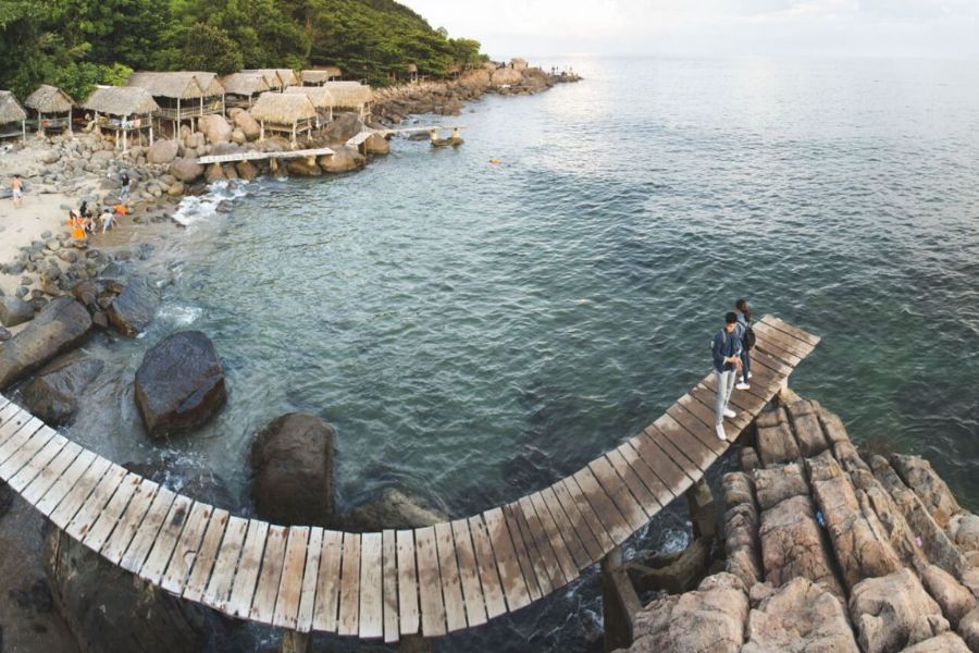 Obama Rock Beach is one of the most famous tourist attractions in Da Nang. 