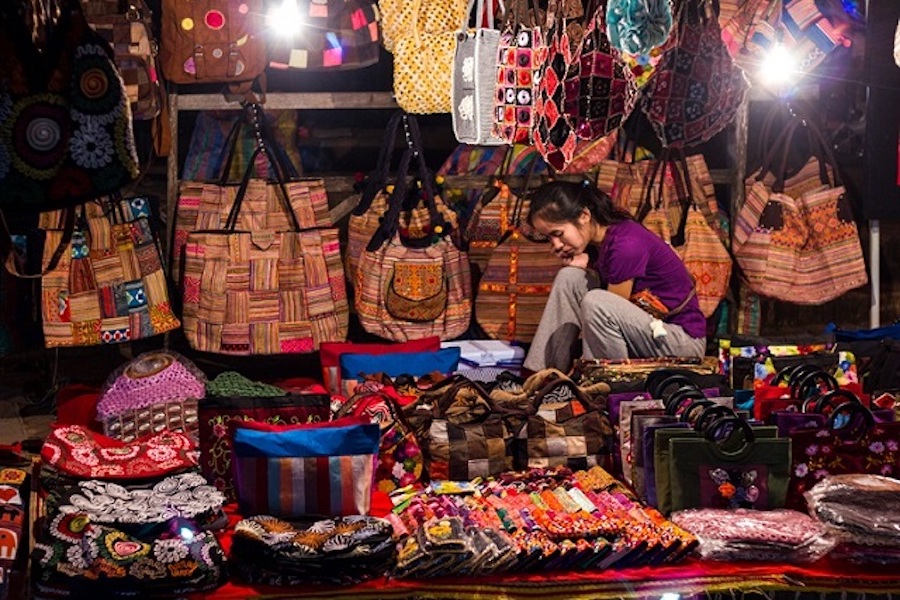 The market offers a wide variety of handmade crafts, including bags, fabric wallets, jewelry, and more (Source: Internet)