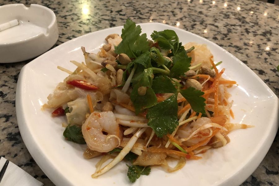 Tam mak hoong (papaya salad). 