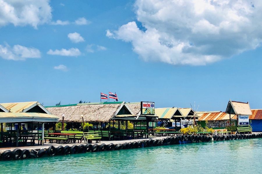 Kru Suwit Floating Restaurant