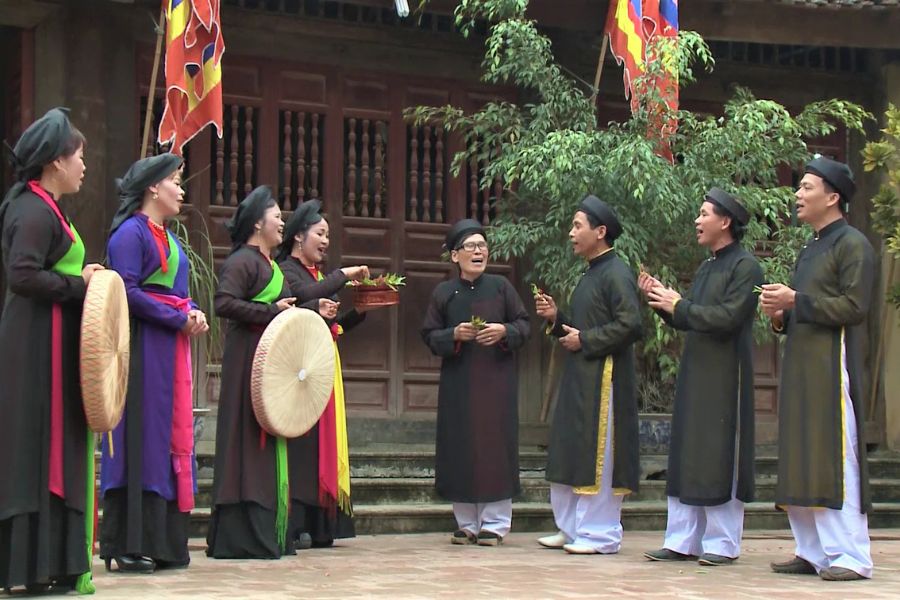 Costumes when singing Quan Ho