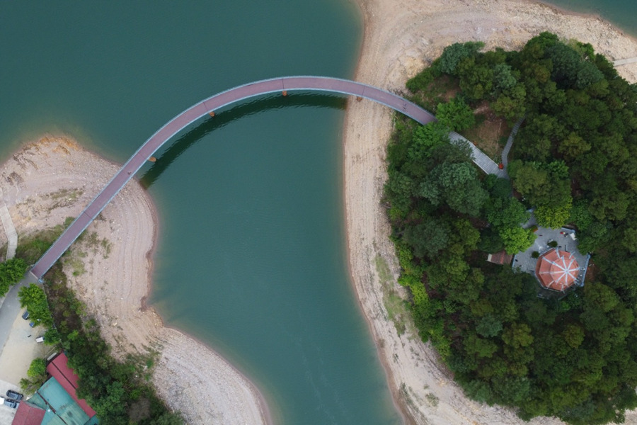 C-shape bridge. Photo: Suc khoe va Doi song