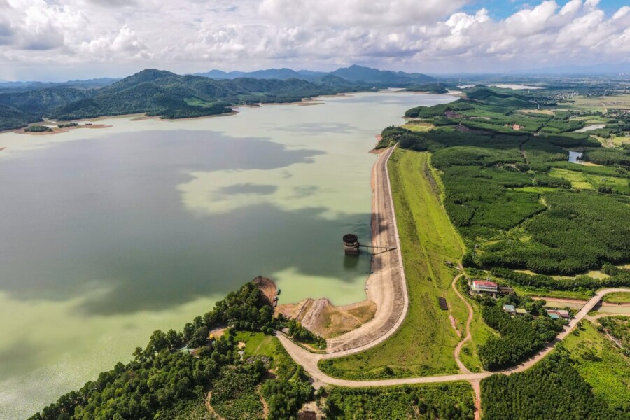 The breathtaking nature surrounding the lake. Photo: Tienphong