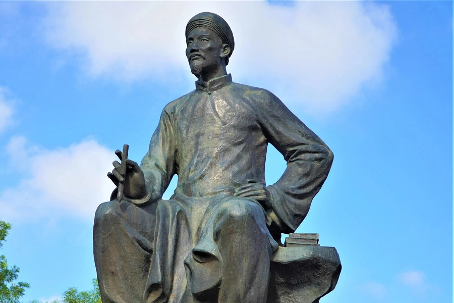 The statue of Nguyen Du in front of the historical site captures the spirit of a Confucian scholar. Photo: Phap luat online