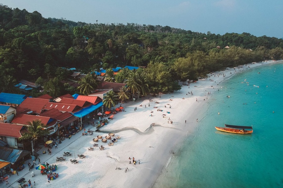 You will have the most authentic experience of nature on a pristine island. Photo: Travelrebels