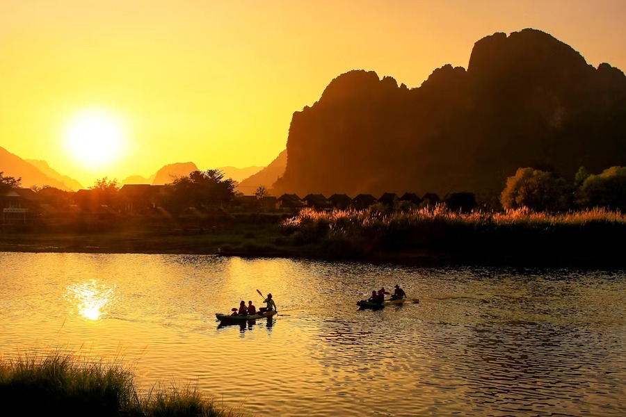 Nam Song River in the sunset. Photo: Timbuktu Travel