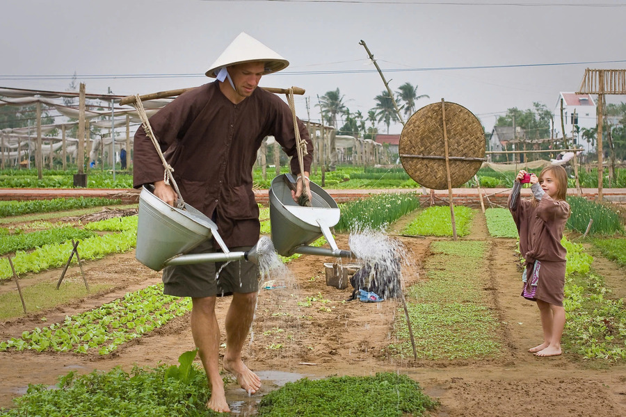 Tra Que Vegetables Village is a famous eco-friendly destination you can visit near Hoi An. Photo: Thanh Nien