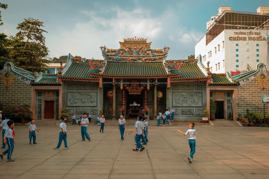 The assembly hall bears a strong imprint of Chinese culture. Photo: Threads @duc.rdb