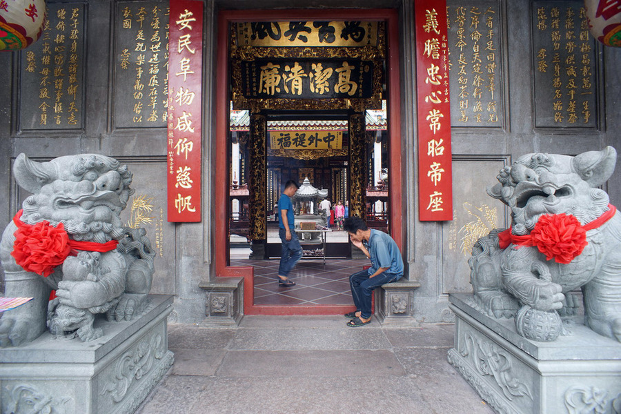 The large pair of stone qilins guarding the gate. Photo: Redsvn 
