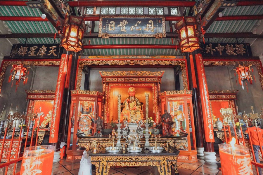 Three large statues occupy an entire worship room. Photo: Quan 5 xin chao
