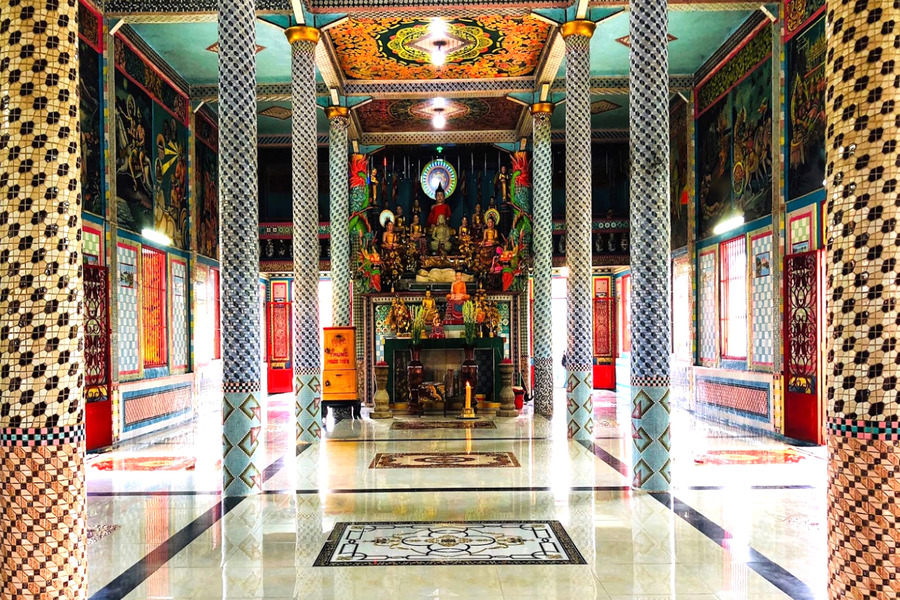 Inside the main hall. Photo: Tham hiem Mekong