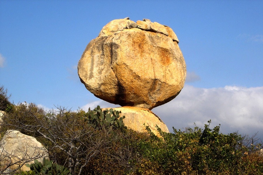 A uniquely shaped rock formation sculpted by the hands of nature. Photo: VNP