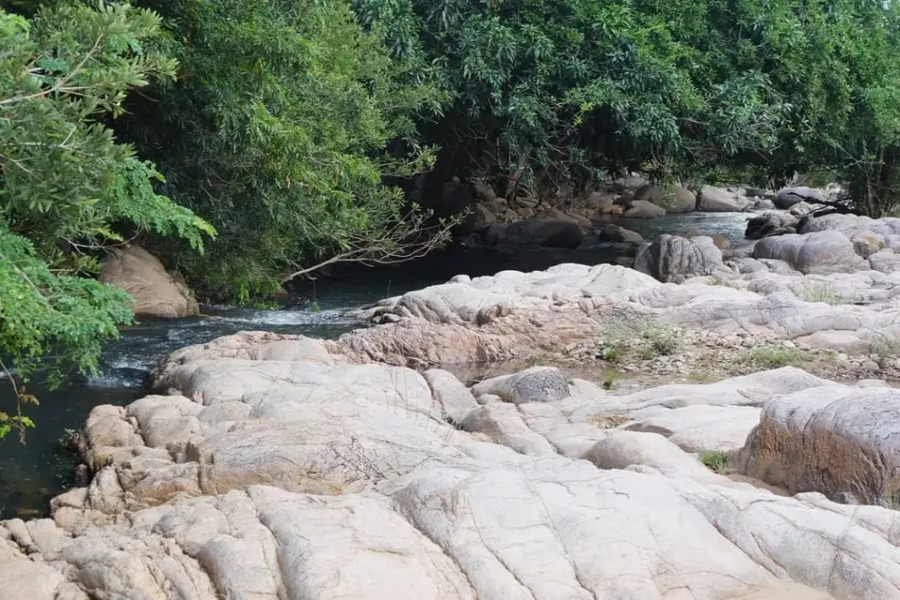 Lo O Stream is tucked away deep in the lush mountains. Photo: Bui Thi Phuong Anh