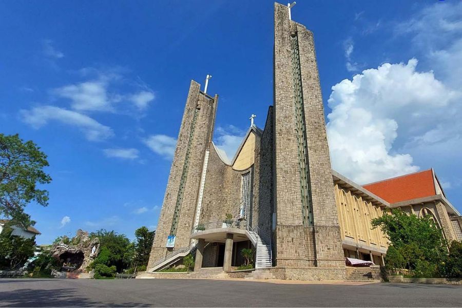 Outside of Phu cam Cathedral