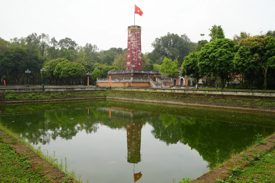 In front of the flagpole is a large courtyard with two ponds on either side. Photo: Dan tri