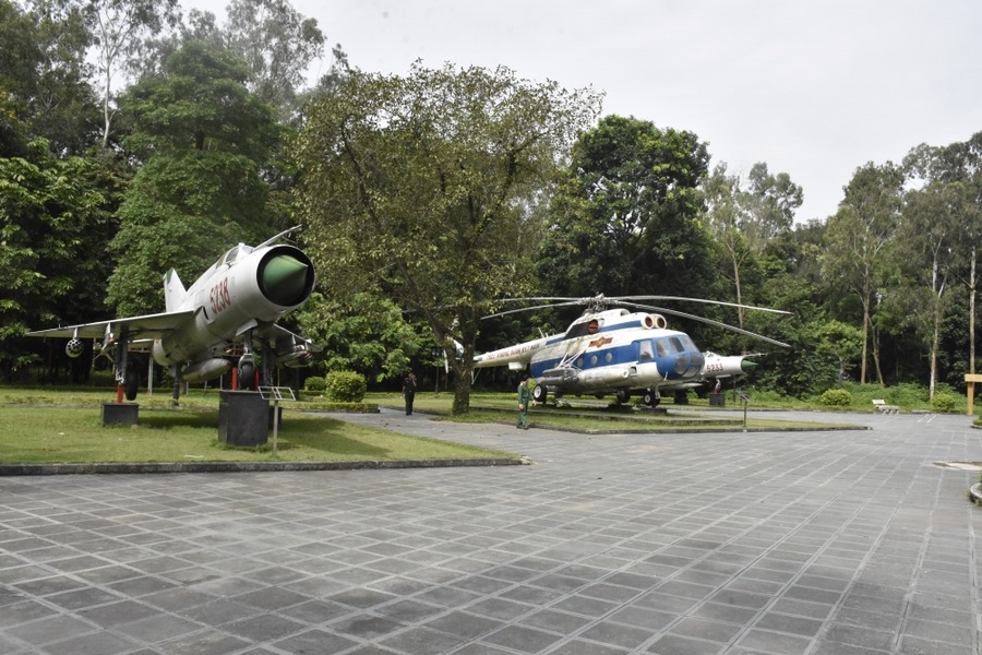 The aircraft display area is located at the gate opposite the entrance to the flagpole. Photo: Lao dong