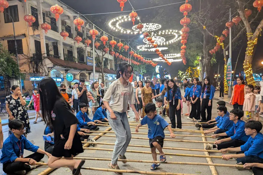 The walking street is always lively and bustling with fun activities. Photo: Kinh te do thi