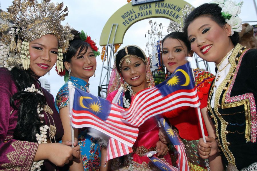 English plays many important roles in Malaysian industries 