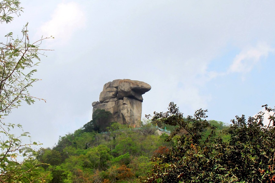 And here is the parrot-shaped rock. Photo: Lang thang An Giang