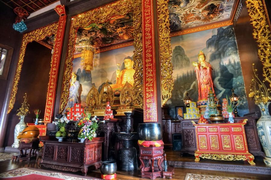 Central chamber of Thien Hung Pagoda