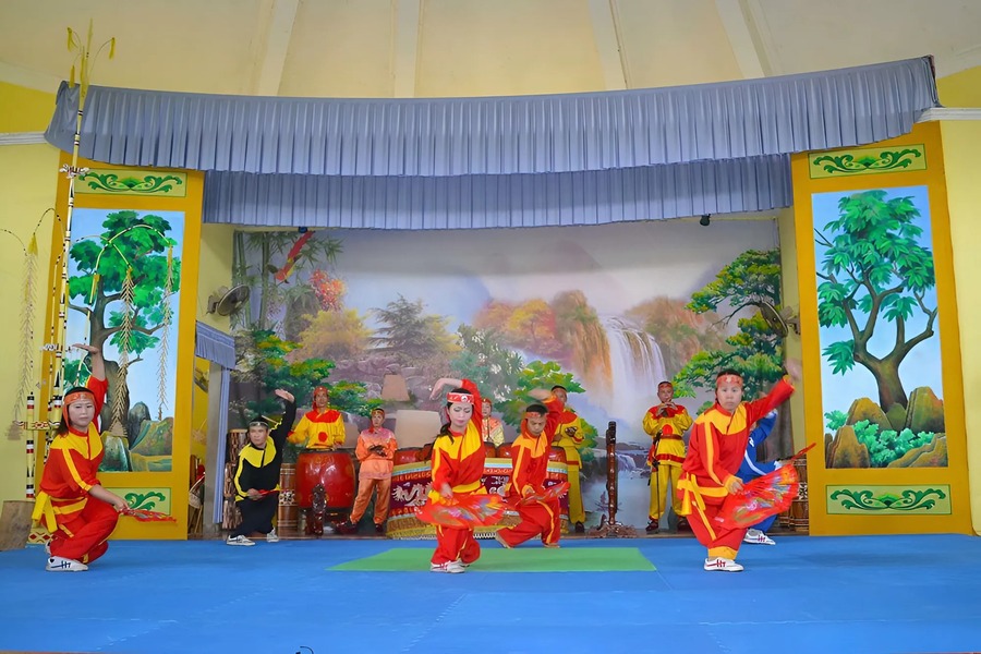 You’ll be captivated by the graceful dance and martial arts movements, synchronized with the sound of the battle drums. Photo: Collective