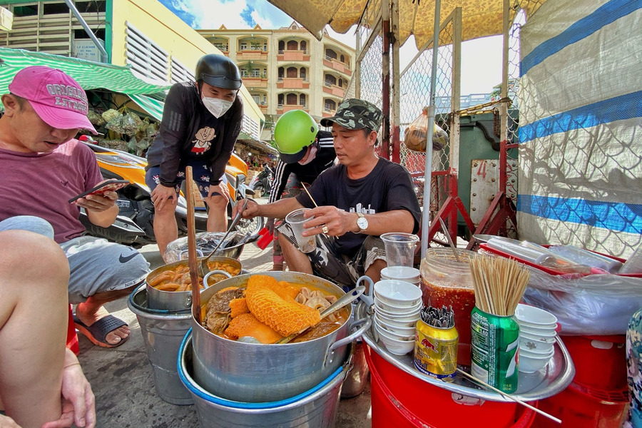 Pha lau is a humble yet popular local favorite. Photo: aFamily