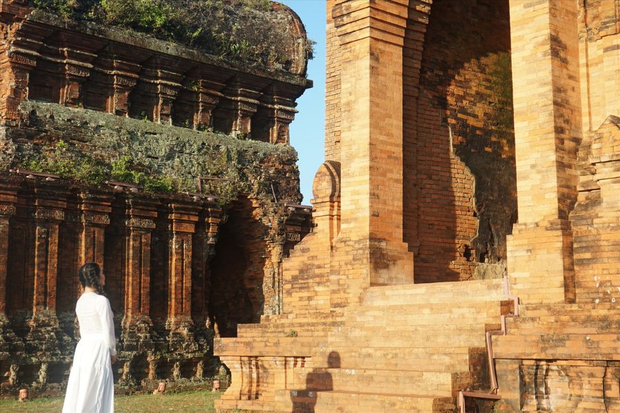 Learning about the history of Banh It Cham Temple