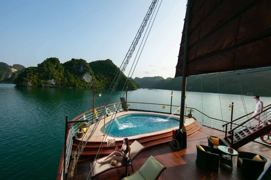 Experience Ha Long Bay cruise brings absolute relaxation