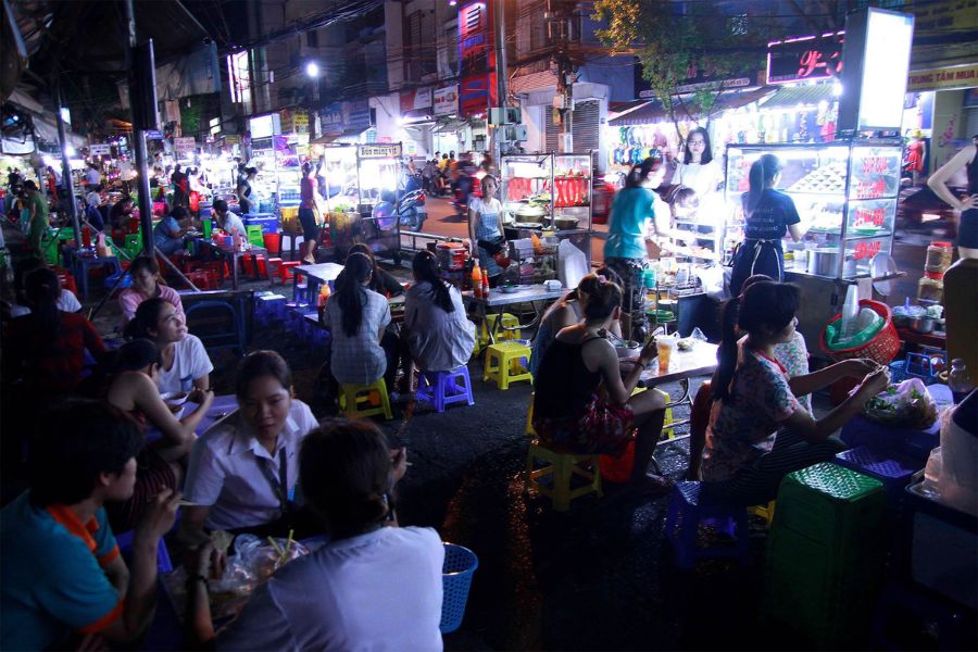 Vietnam food tours at night