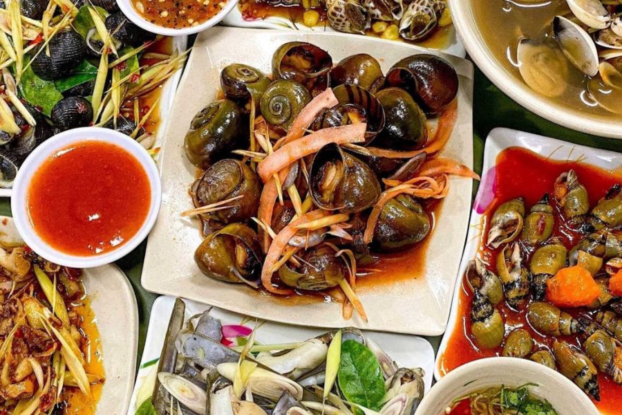 Experience snails in Vietnam street food