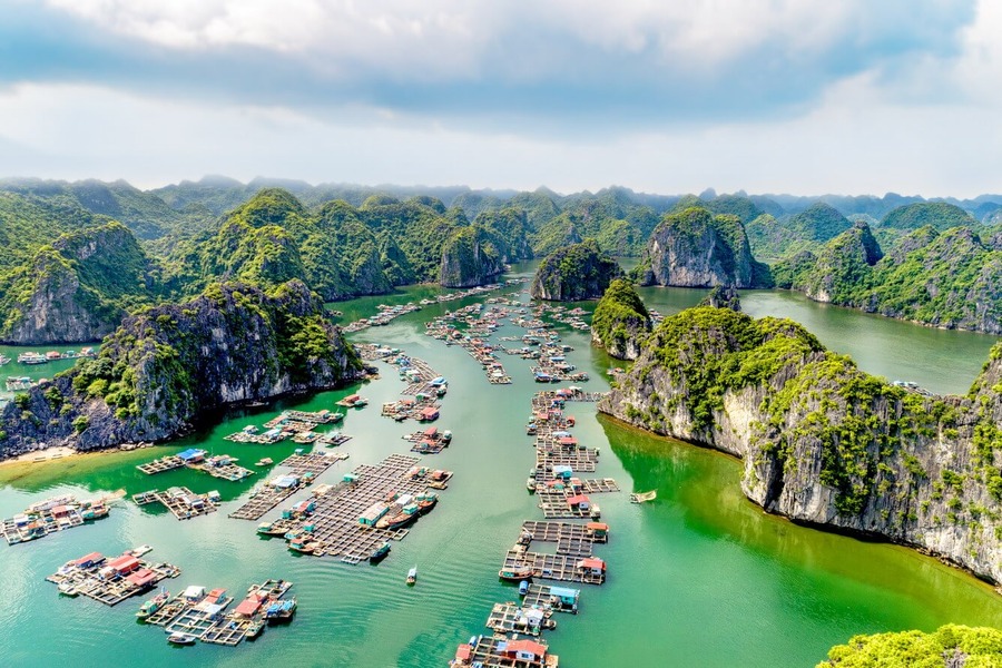 Both Lan Ha Bay and Bai Tu Long Bay are home to unique floating fishing villages