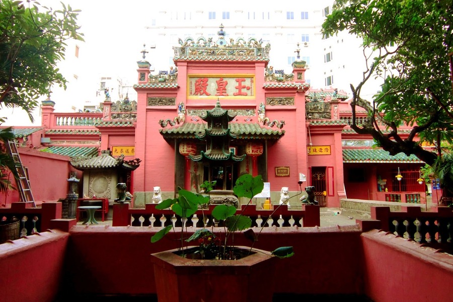 The courtyard in front of the main hall of Jade Emperor Pagoda