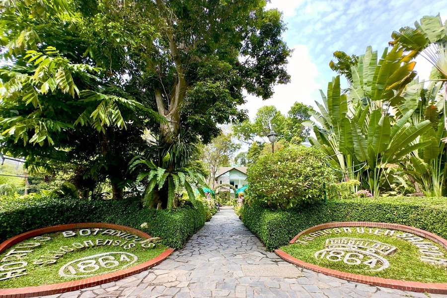 As you enter, you’ll see a grassy lawn displaying the year the zoo was established