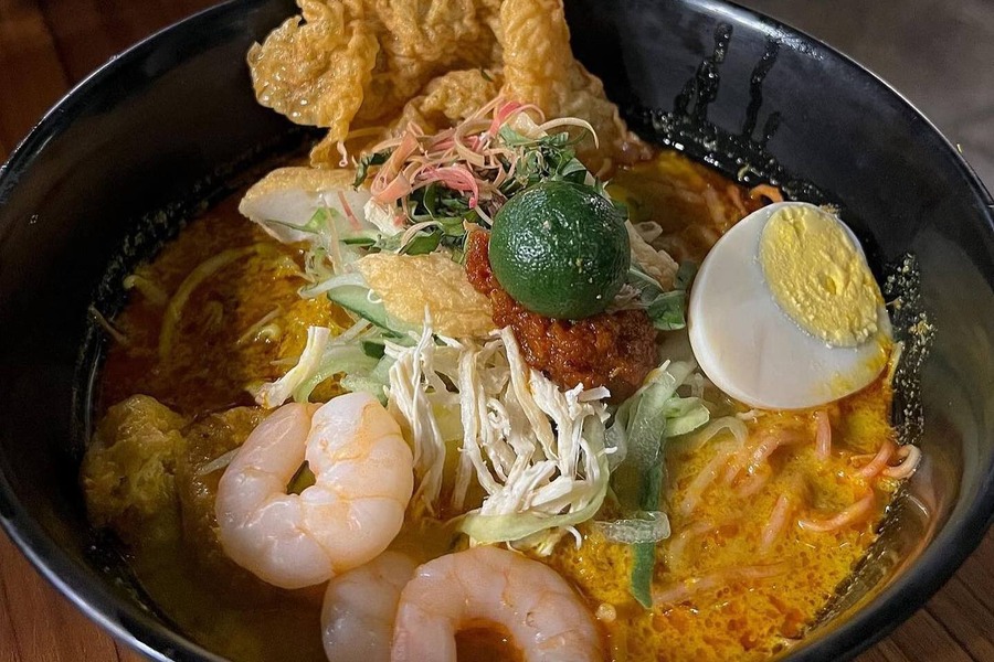 A bowl of Nyonya Laksa at Limapulo