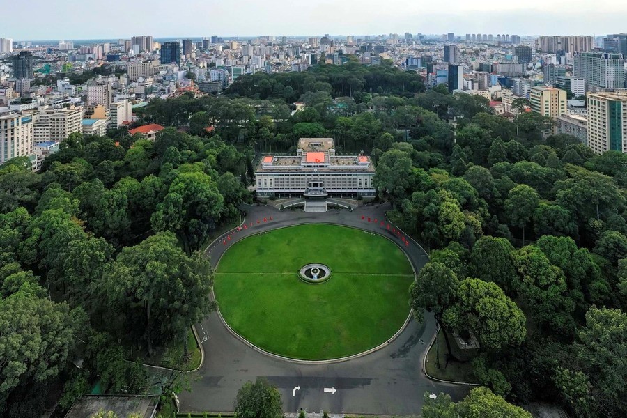 Tao Dan Park is located right behind Independence Palace