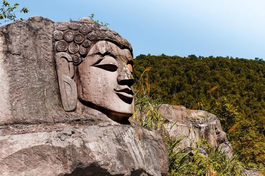 Along the way, you will pass a number of rocks with Buddha statues in them