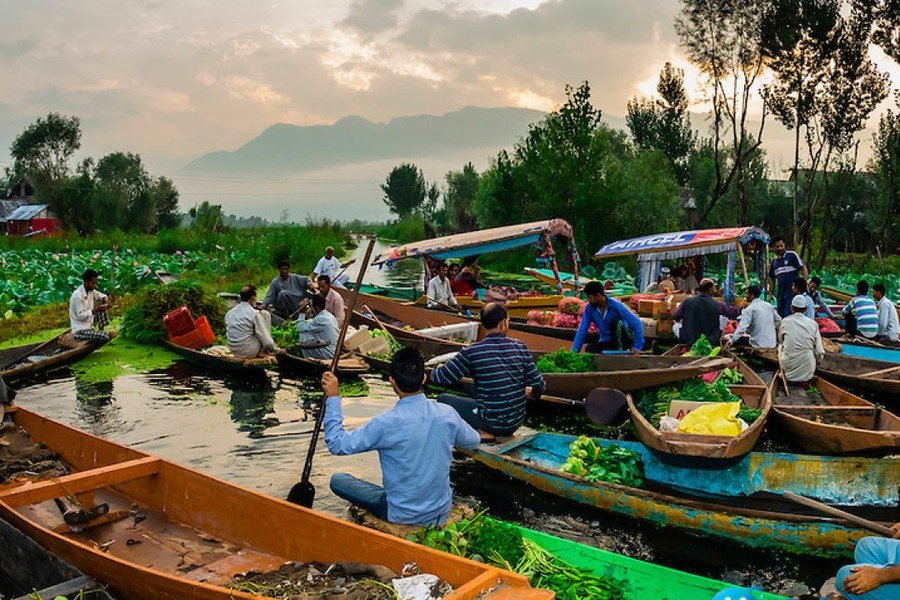 Tra On Floating Market still retains its vibrant and bustling atmosphere