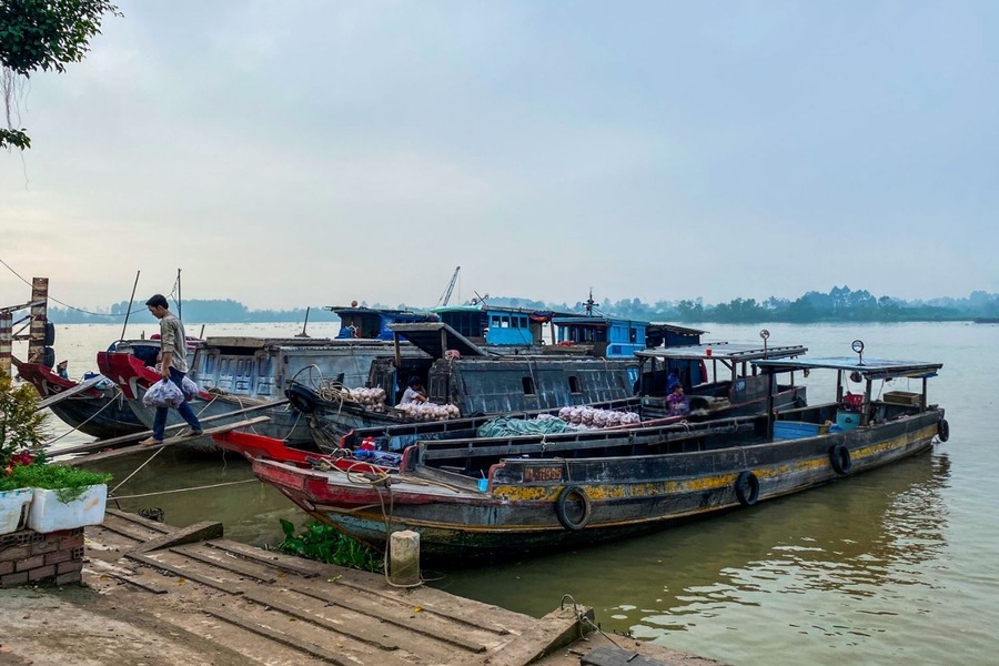The boat gathering area at the floating market