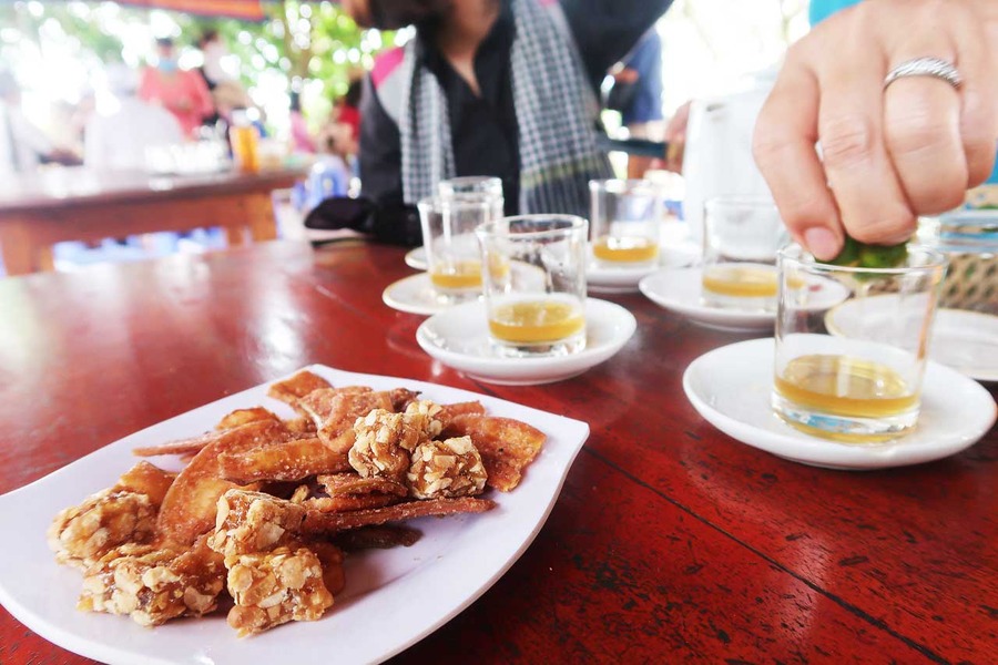 Enjoy dried fruits and honey tea then buy some for friends