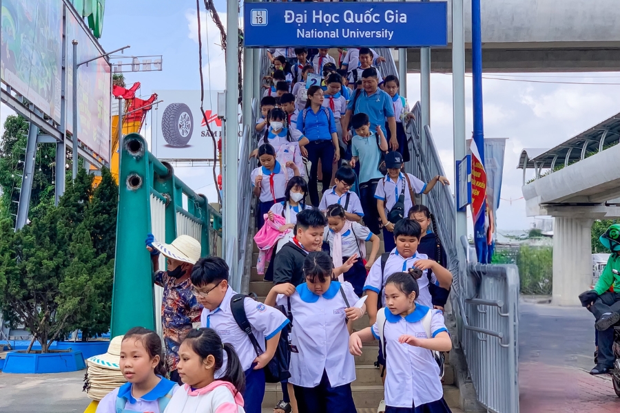 Local tourists usually take Ho Chi Minh City Metro Line 1 (Ben Thanh - Suoi Tien) and get off at National University Station