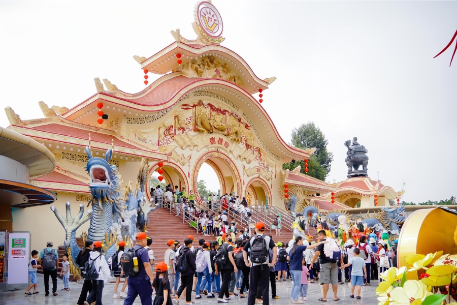 Many tourists visit Suoi Tien Theme Park, especially in summer and during holidays