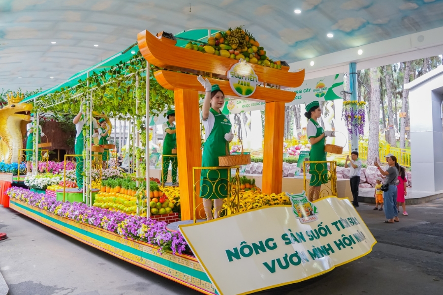 There are plenty of interesting festivals and events held in Suoi Tien Theme Park