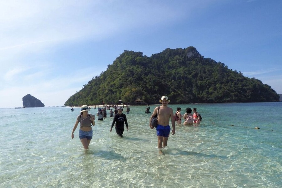 What belongs to the beach should stay at the beach