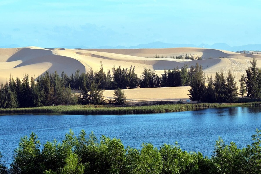 Bau Trang looks like an oasis in the middle of a desert