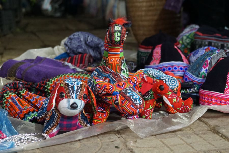 Tourists can buy handicrafts at Muong Hum Market as souvenirs