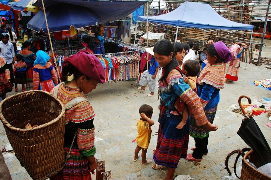 Ethnic minority encounters at Coc Ly Market