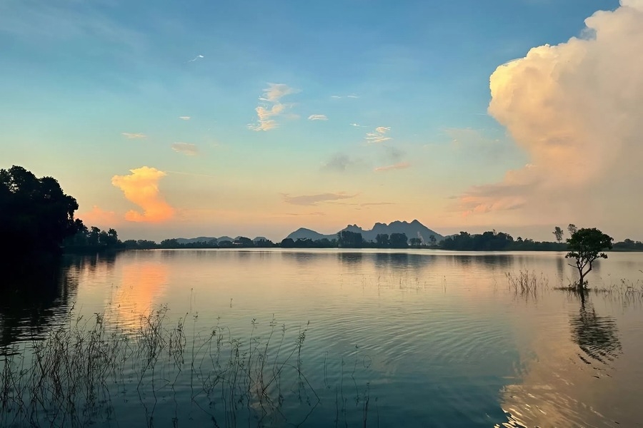 The beauty of Dong Chanh Lake at sunset
